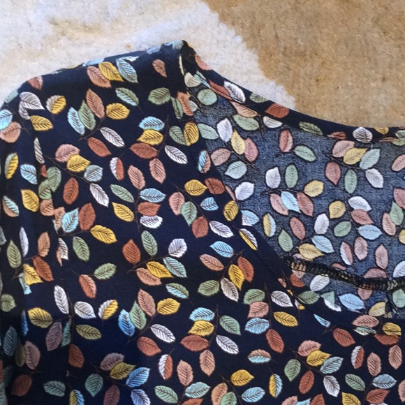 Gorgeous handmade leafy blouse - Picture 4 of 8